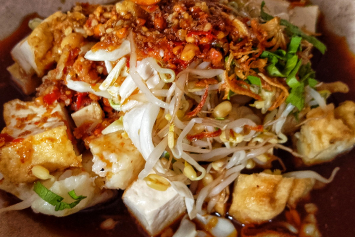 Tahu Masak Pak Tambur: A Flavorful Legend in Cilacap's Heart