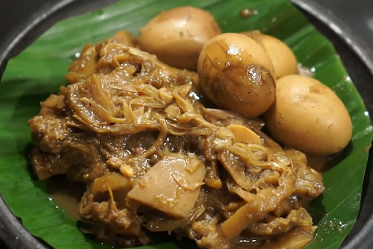Nasi Gudeg in a Narrow Alley: Line Forms Every Maghrib!